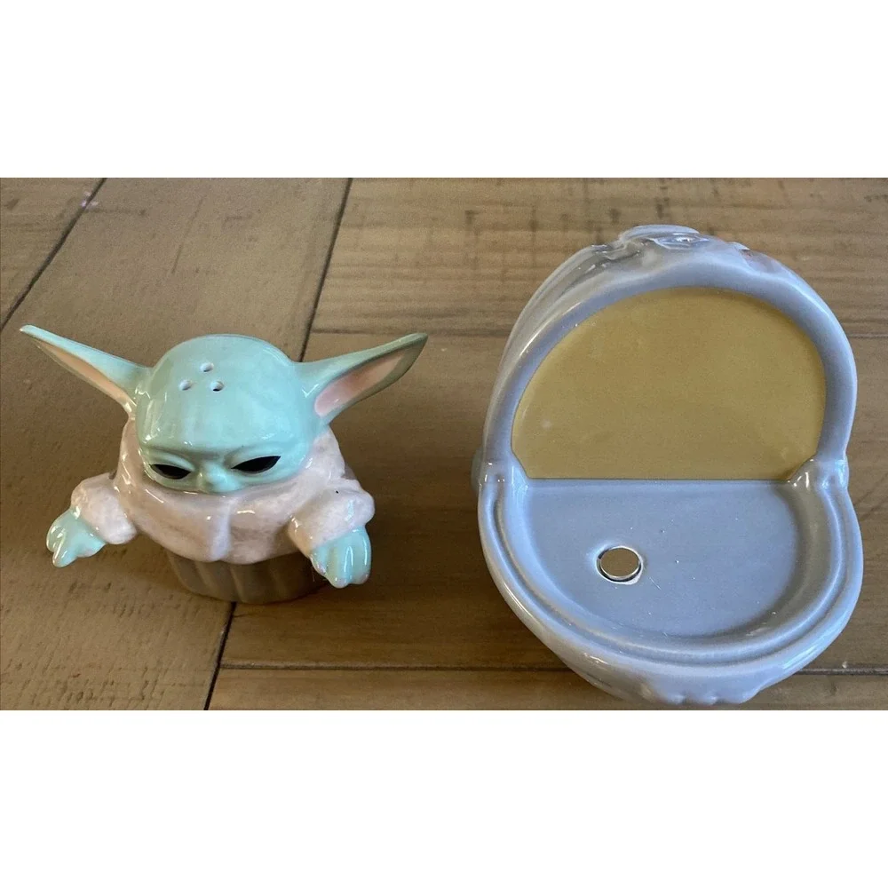 Disney Star Wars The Child Baby Yoda Sculpted‎ Ceramic Salt & Pepper Shaker New